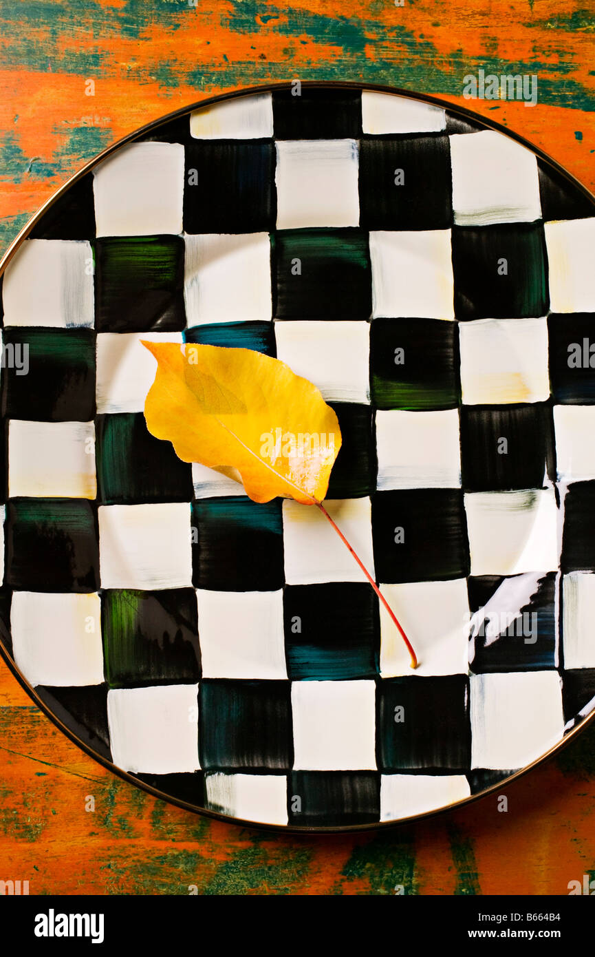 Giallo pear tree leaf sulla piastra di controllo Foto Stock