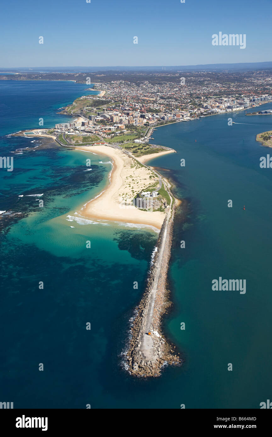 Testa Nobbys e ingresso al porto di Newcastle Newcastle Nuovo Galles del Sud Australia antenna Foto Stock