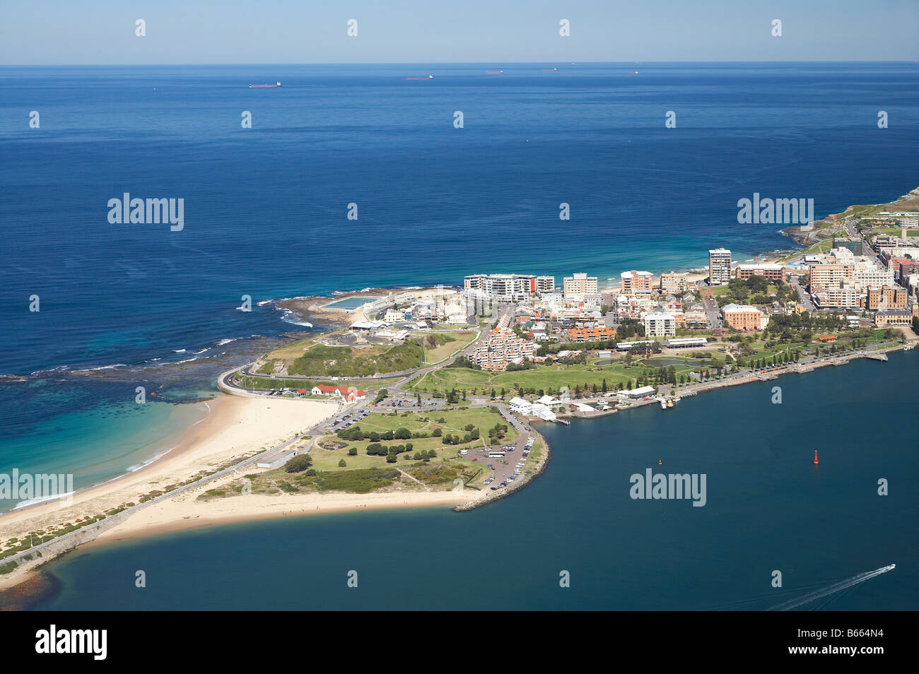 Foreshore Park Newcastle Harbour & Bulk del carbone navi offshore di attesa per lo spazio in porto Newcastle Nuovo Galles del Sud Australia antenna Foto Stock