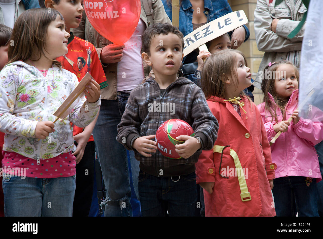 I bambini a guardare una street performance Foto Stock