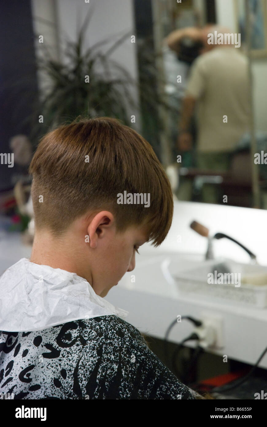 Ragazzo di ottenere un taglio di capelli Foto Stock