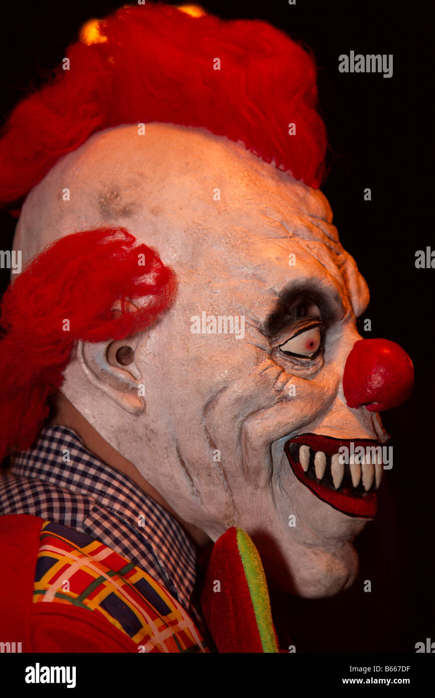 Scary maschera, Street processione, Guy Fawkes notte, Lewes, Sussex Foto Stock