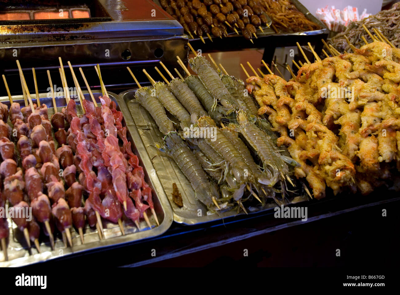 Cibo esotico di notte alimentare sul mercato Donganmen street beijing cina Foto Stock