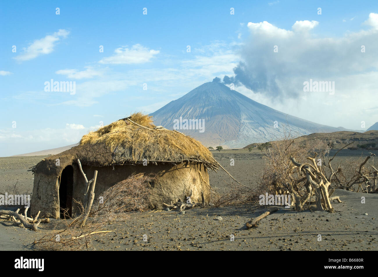 Eruzione del Ol Doinyo Lengai nel 2007 abbandonato capanne Masai Tanzania Foto Stock