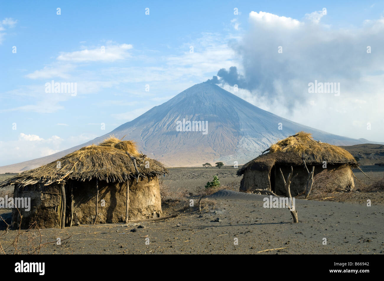 Eruzione del Ol Doinyo Lengai nel 2007 abbandonato capanne Masai Tanzania Foto Stock