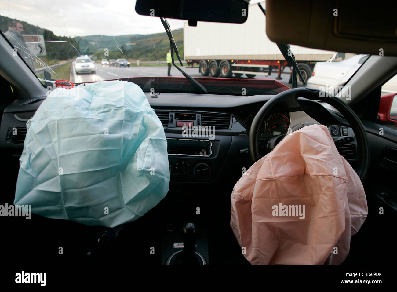 Twin airbag dispiegato in una vettura coinvolta in un incidente stradale, Scotland, Regno Unito Foto Stock