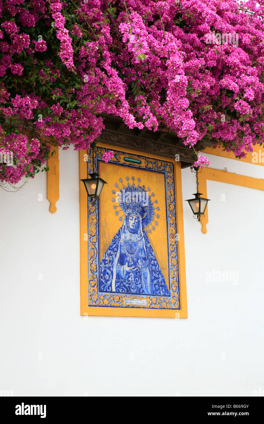 Vergine Maria sulla decorazione di piastrelle di ceramica sulla parete della Chiesa spagnola di Cordoba, in Andalusia. Foto Stock
