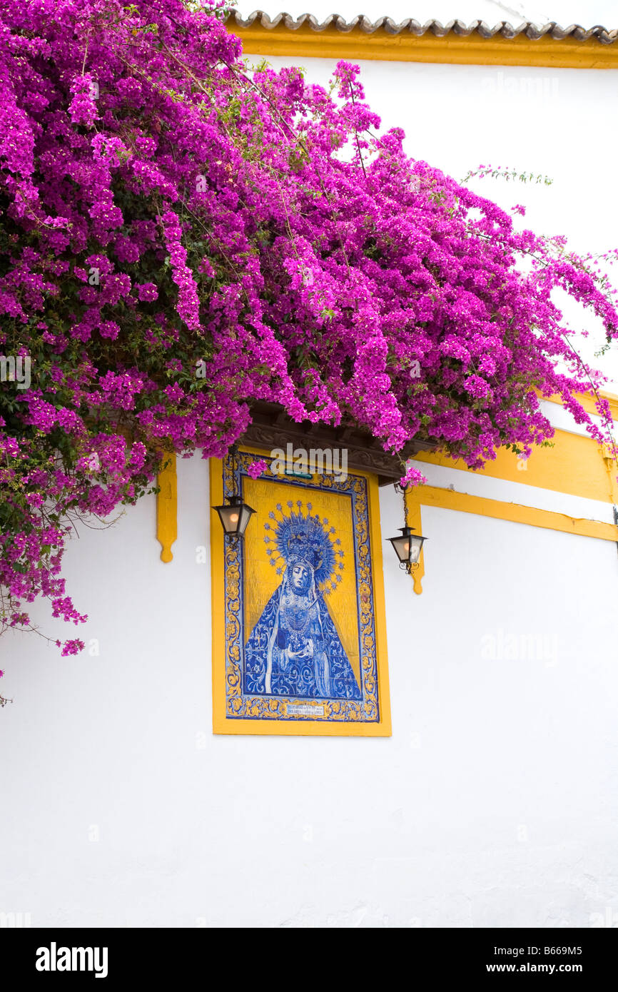 Vergine Maria sulla decorazione di piastrelle di ceramica sulla parete della Chiesa spagnola di Cordoba, in Andalusia. Foto Stock
