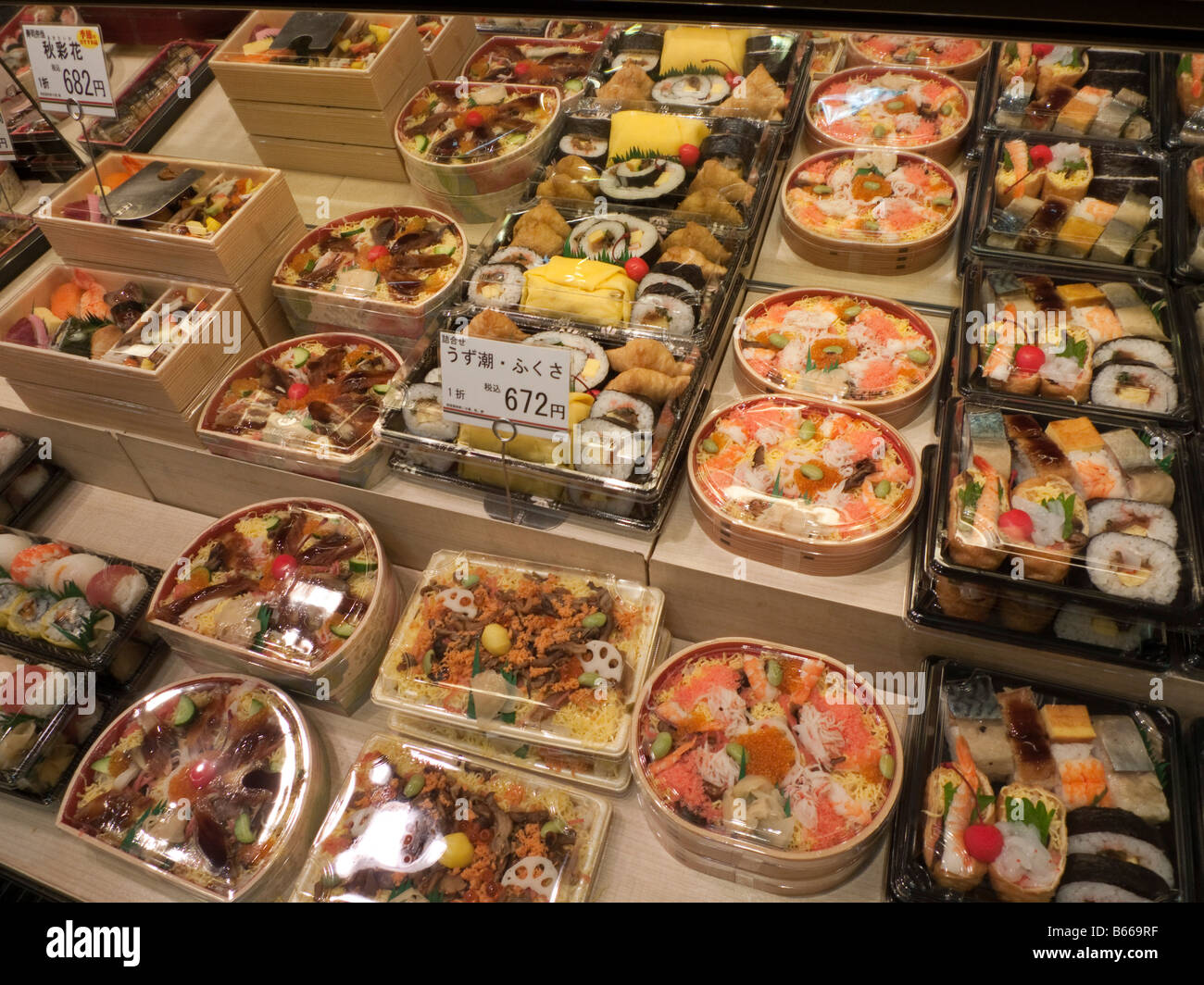 Bento lunch box in vendita presso Oita stazione ferroviaria Oita Giappone Foto Stock