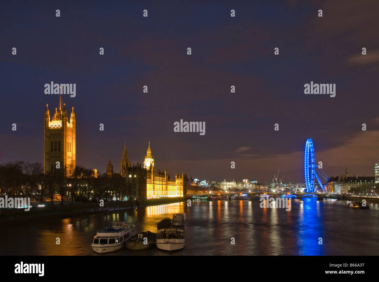 La Casa del Parlamento e il London Eye riflettente nel fiume il Tamigi di notte Westminster London Foto Stock