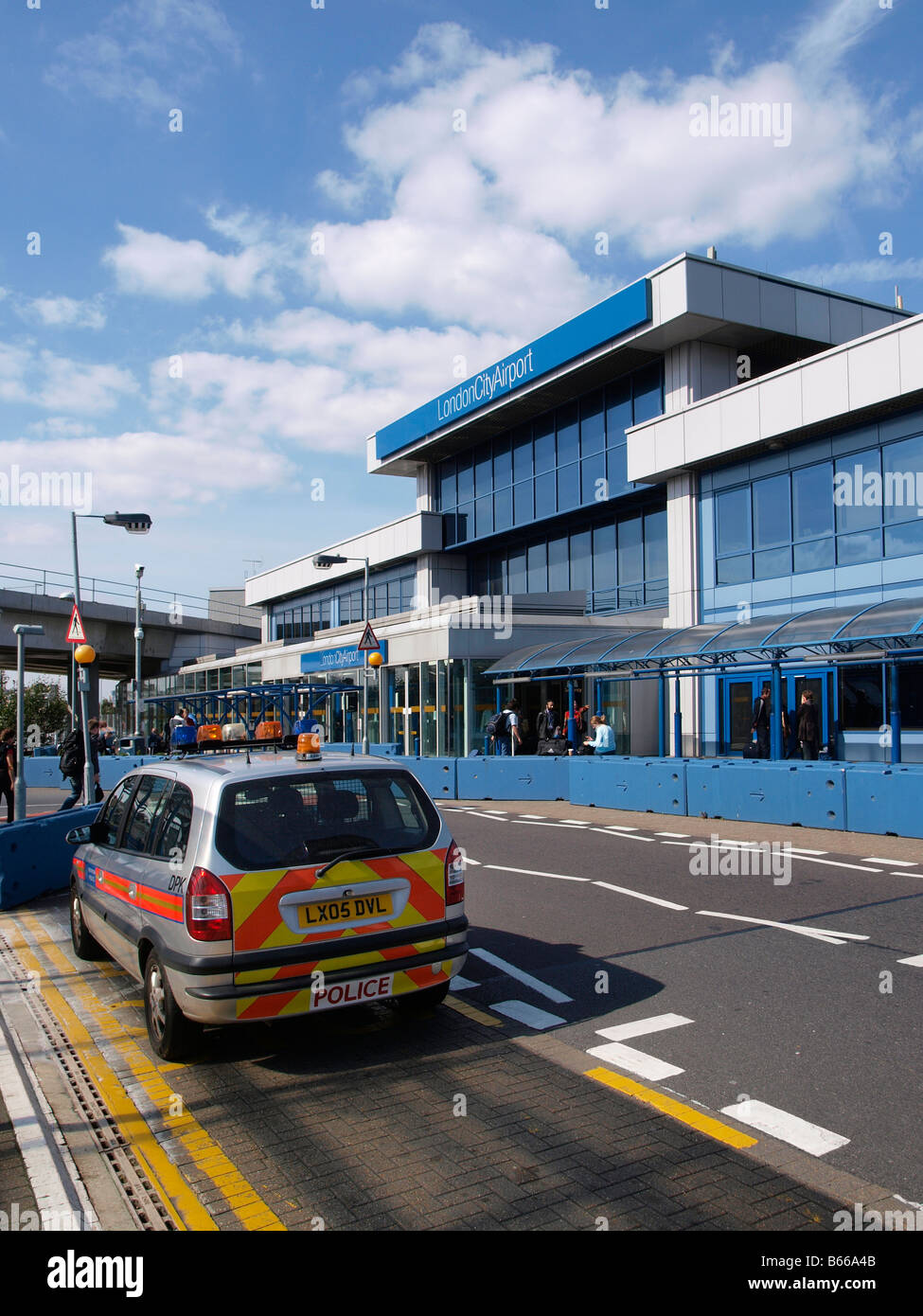 London City Airport Terminal con auto della polizia parcheggiata di fronte e calcestruzzo anti terrorismo barriere London REGNO UNITO Foto Stock