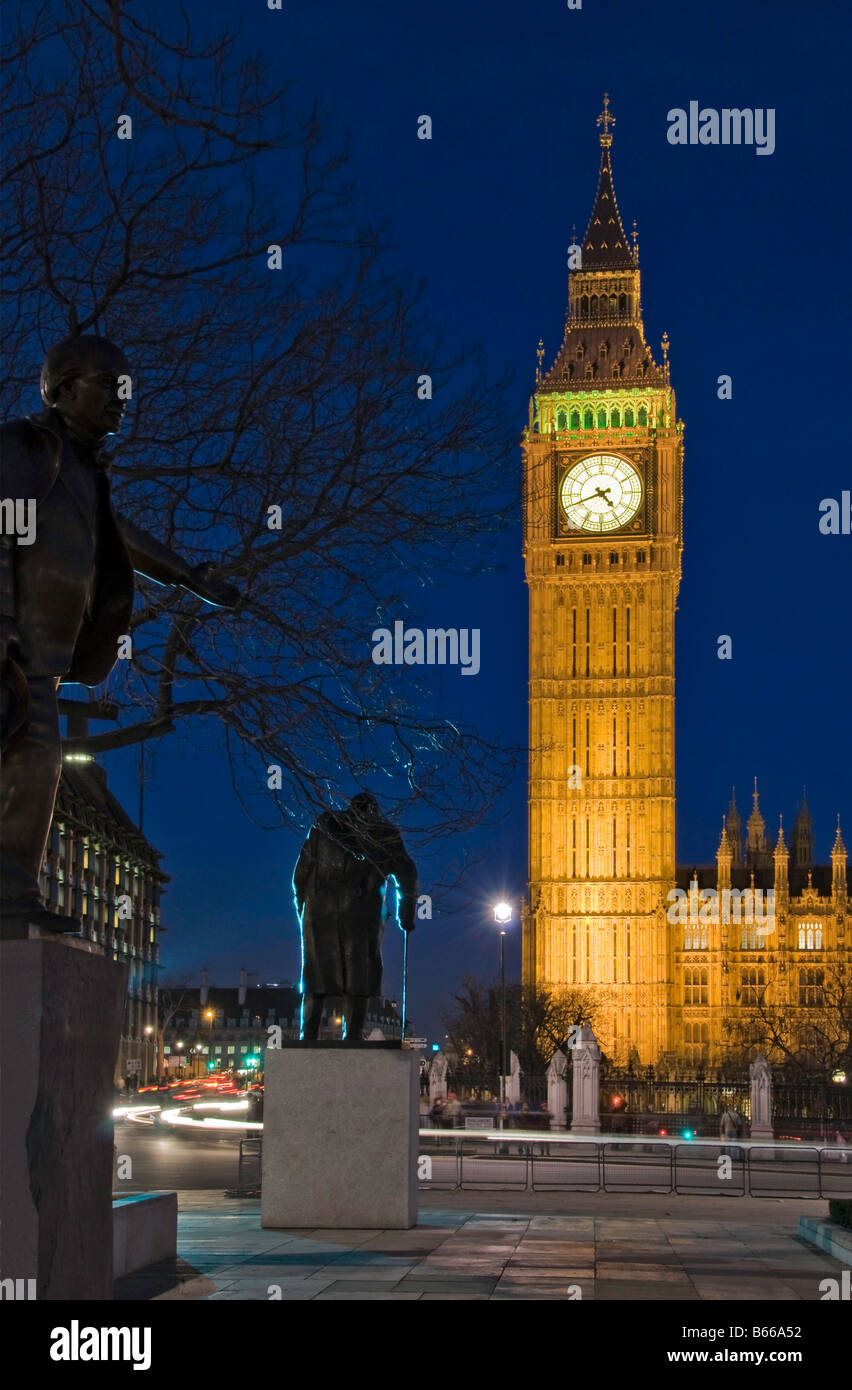 Silhouette di Winston Churchill statua in piazza del Parlamento con il Big Ben St Stephen s Torre di notte Westminster London Foto Stock