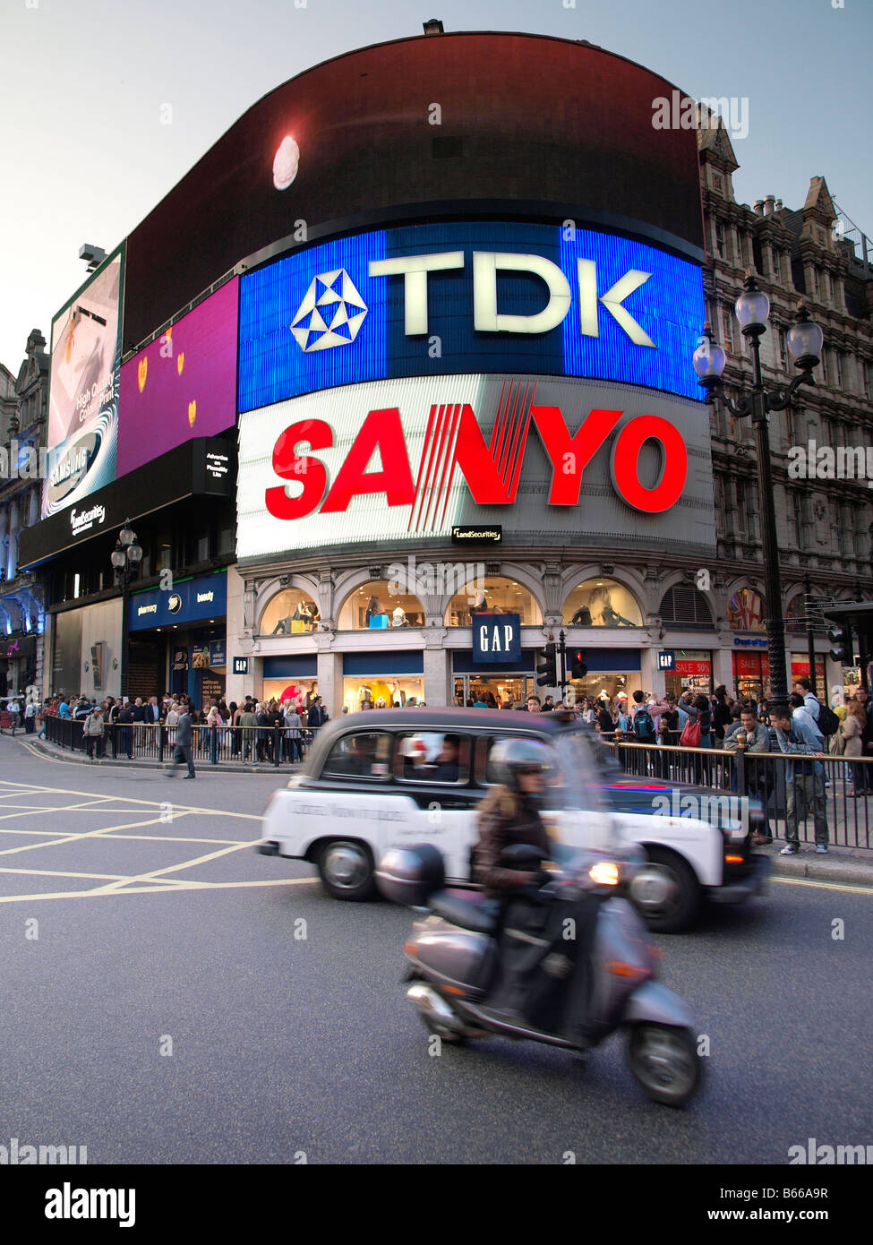Piccadilly Circus Londra UK con moto scooter sfocata in verticale Foto Stock
