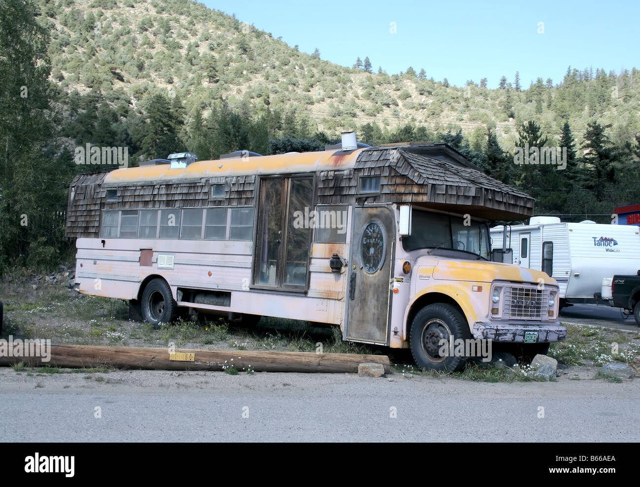 Un vecchio decorate hippie autobus parcheggiato in montagna Foto Stock