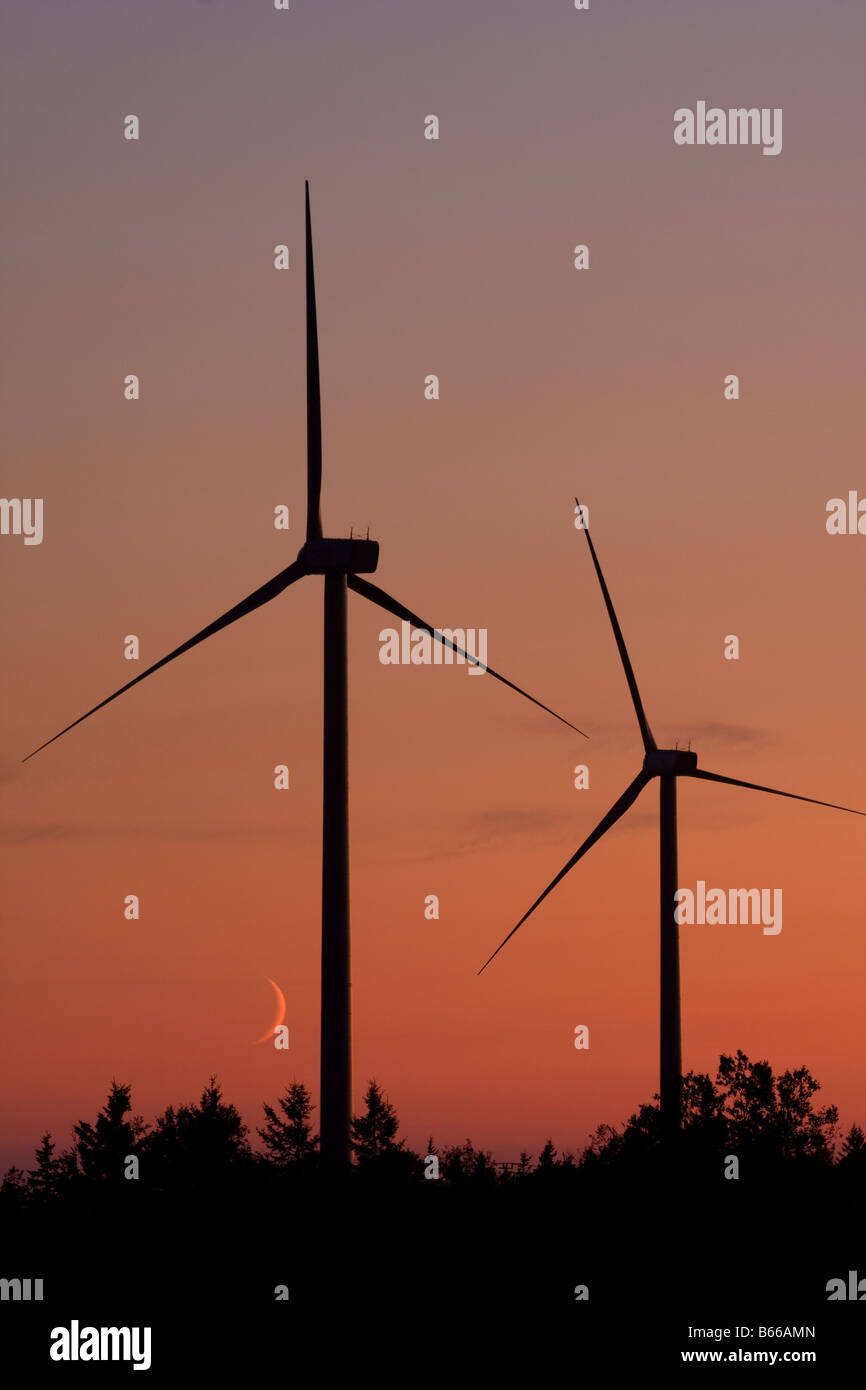 Le turbine eoliche e luna nuova West Cape Prince Edward Island Foto Stock