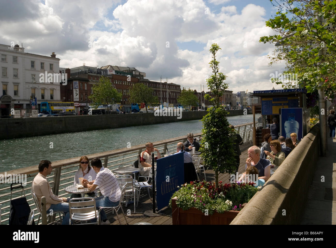 Persone bere dal fiume Liffey, Dublino, Irlanda. Foto Stock