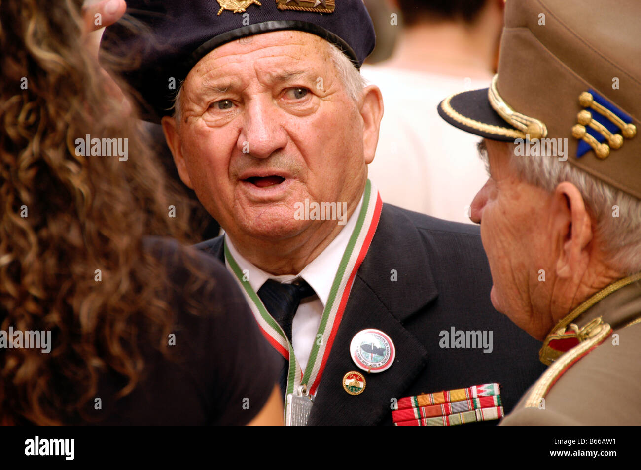 Ungheria, Budapest, Esercito veterani in un incontro su il giorno di Santo Stefano, vicino alla cattedrale di Santo Stefano Foto Stock