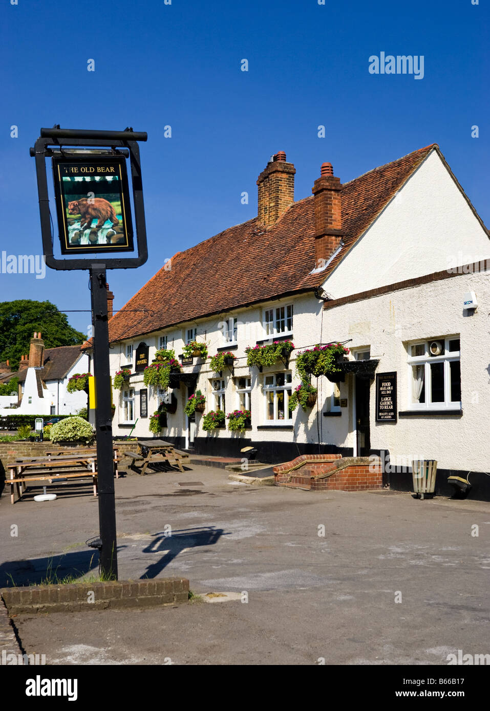 Pub tradizionale inglese con cartello The Old Bear a Cobham, Surrey, Inghilterra, Regno Unito Foto Stock