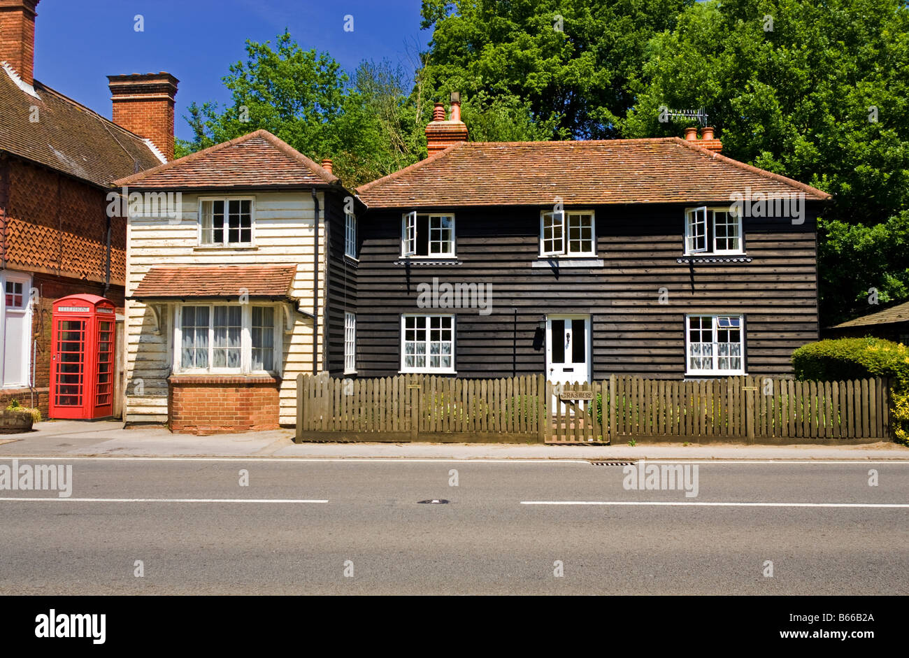 Surrey UK - case nel villaggio inglese di Abinger Hammer Foto Stock