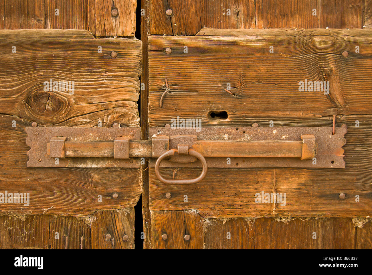 Antica porta avvitato in un villaggio sul lago di Como, Italia. Foto Stock