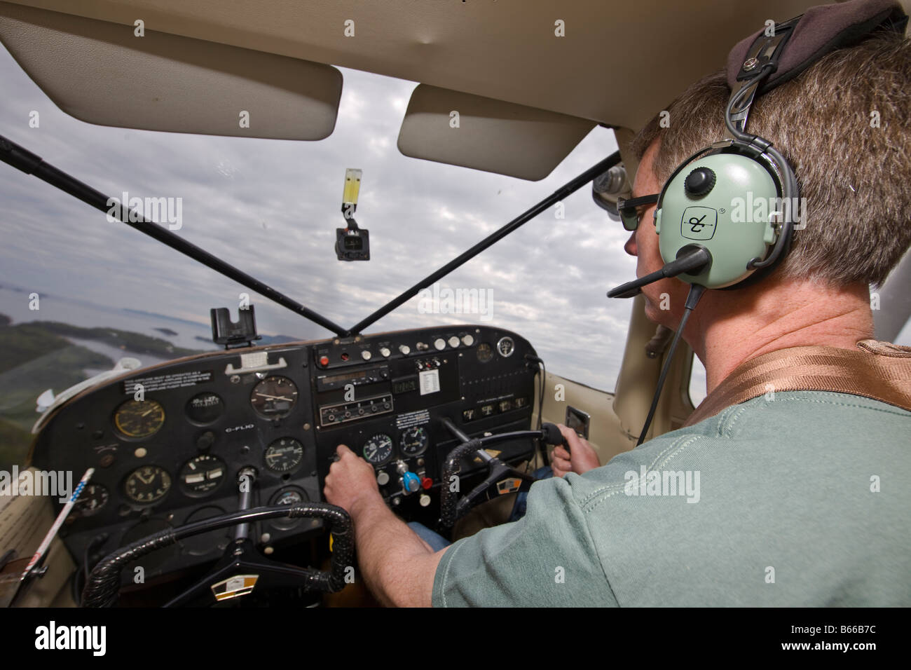 Guy pilota Cannon battenti un Cessna oltre il Lago Superior, Thunder Bay, Ontario, Canada. Foto Stock