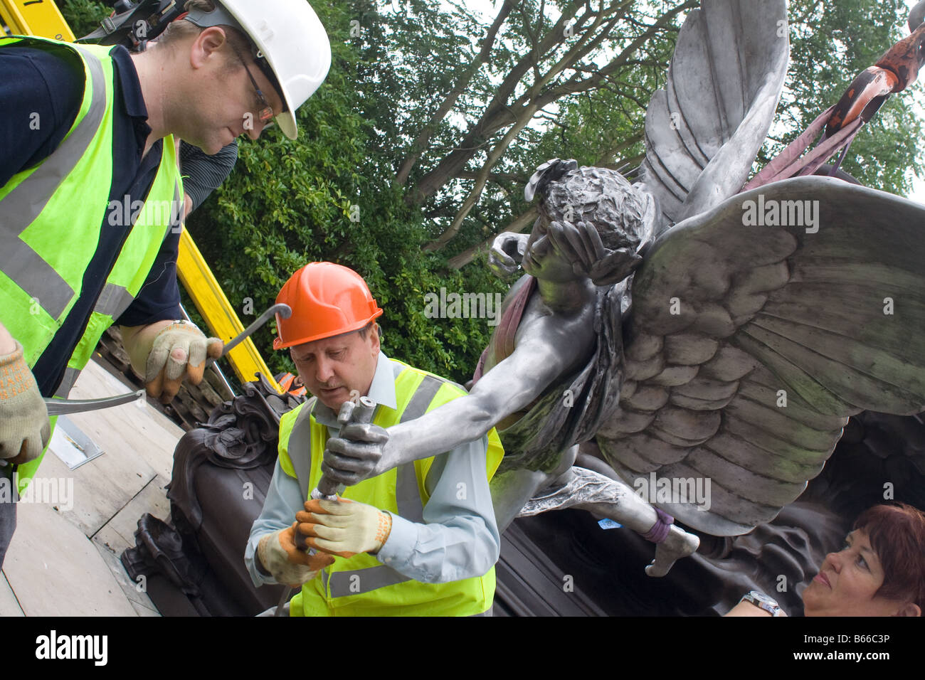 Il ritorno della statua restaurata Sefton Park Liverpool Foto Stock