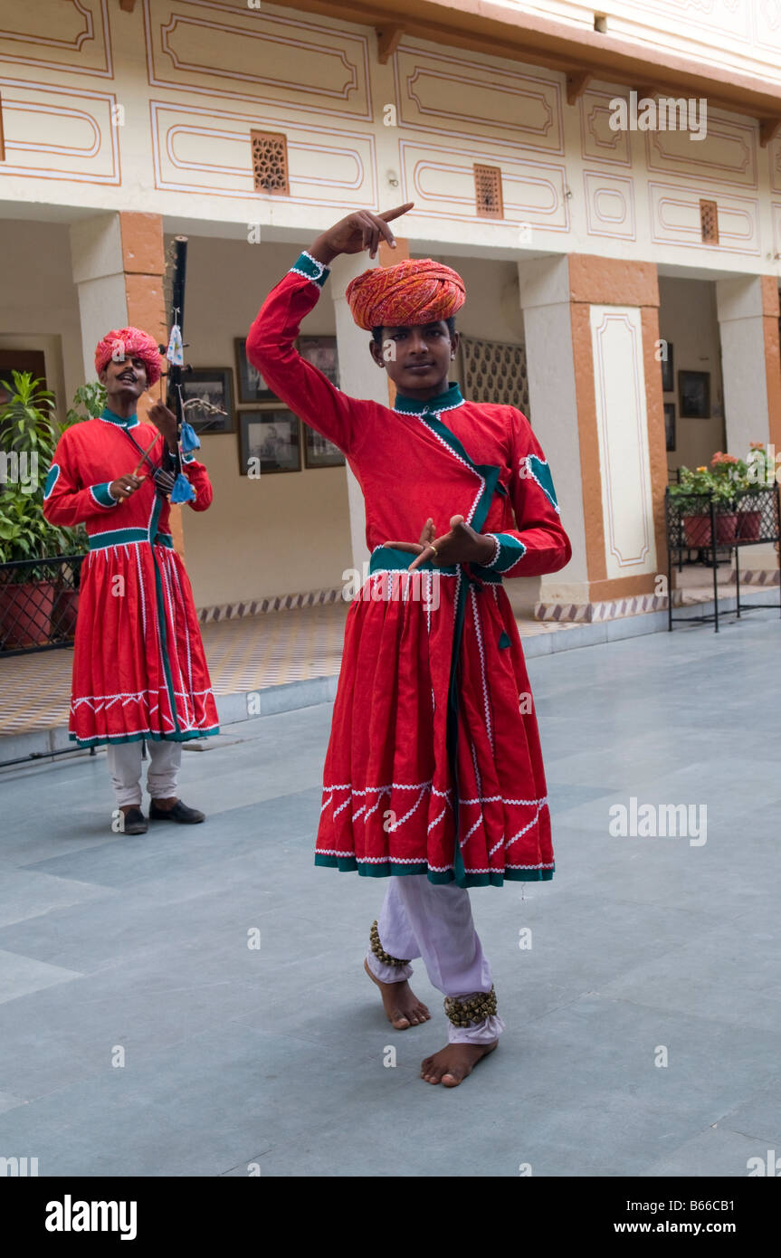 Ballerini tradizionali. Palazzo della città. Jaipur, stato del Rajasthan, India Foto Stock