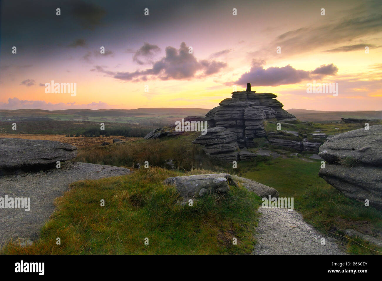 Bella e drammatica sunrise a Bellever Tor Sud Dartmoor Devon England alla rottura del cloud e le prime luci dell alba Foto Stock