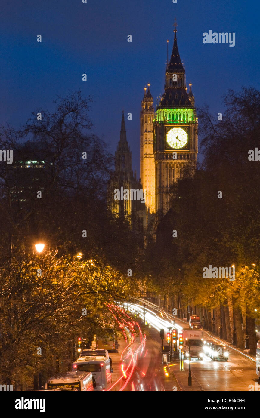Di notte il traffico sul Victoria Embankment con il Big Ben e il Parlamento a distanza Foto Stock
