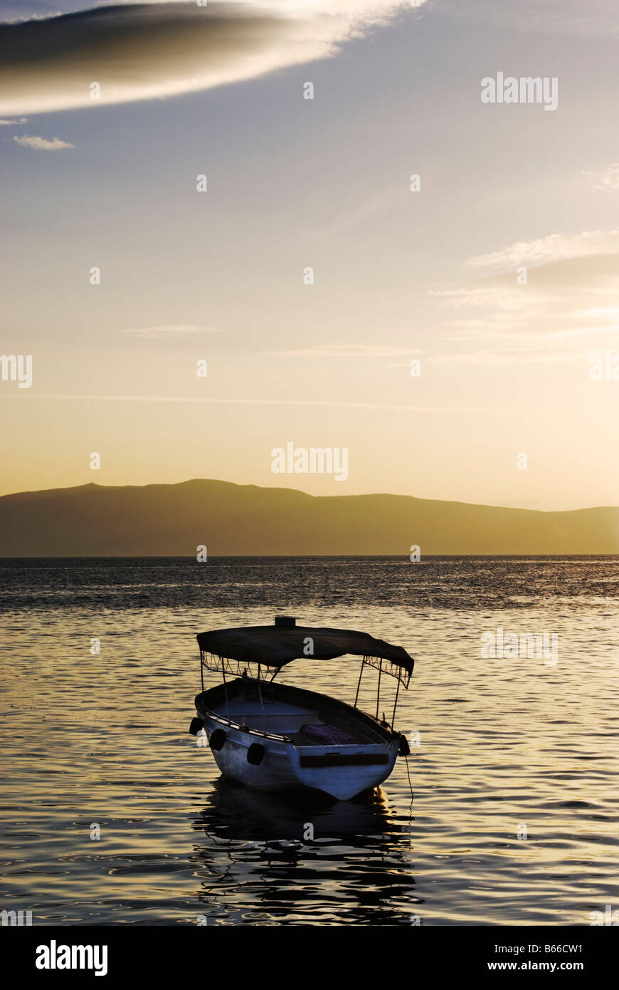 Barca in silhouette. Il lago di Ohrid, Ohrid Macedonia Foto Stock