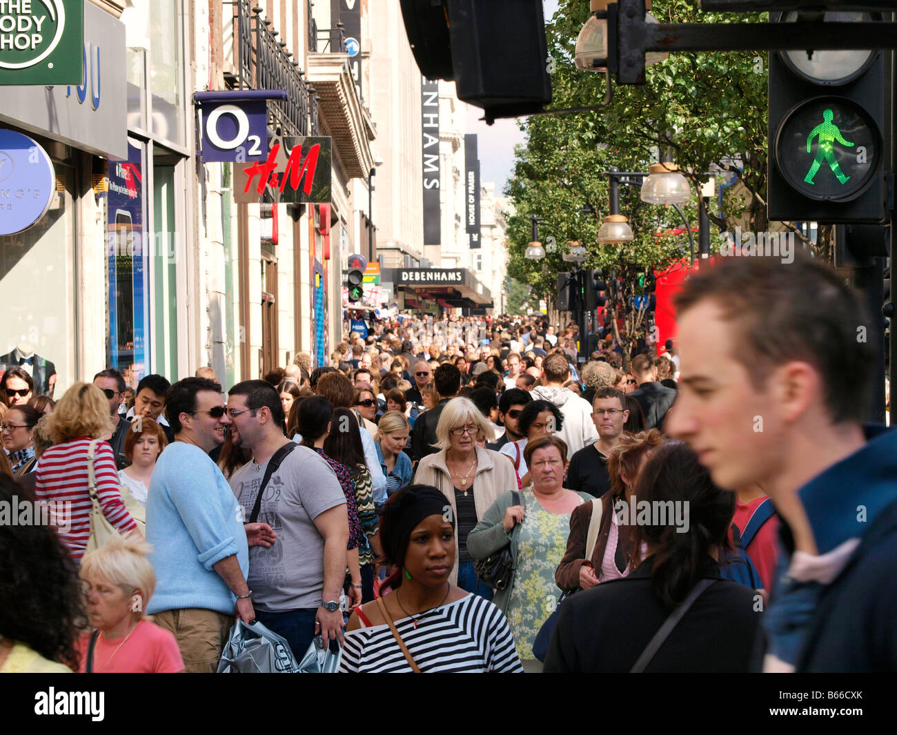 Folla enorme di acquirenti su un venerdì pomeriggio Oxford Street London REGNO UNITO Foto Stock
