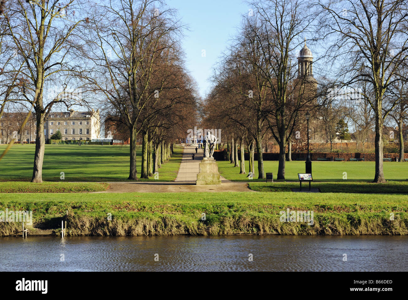Vista sul fiume Severn verso la cava, statua di Ercole e St Chad's Church, Shrewsbury, Shropshire, Regno Unito Foto Stock