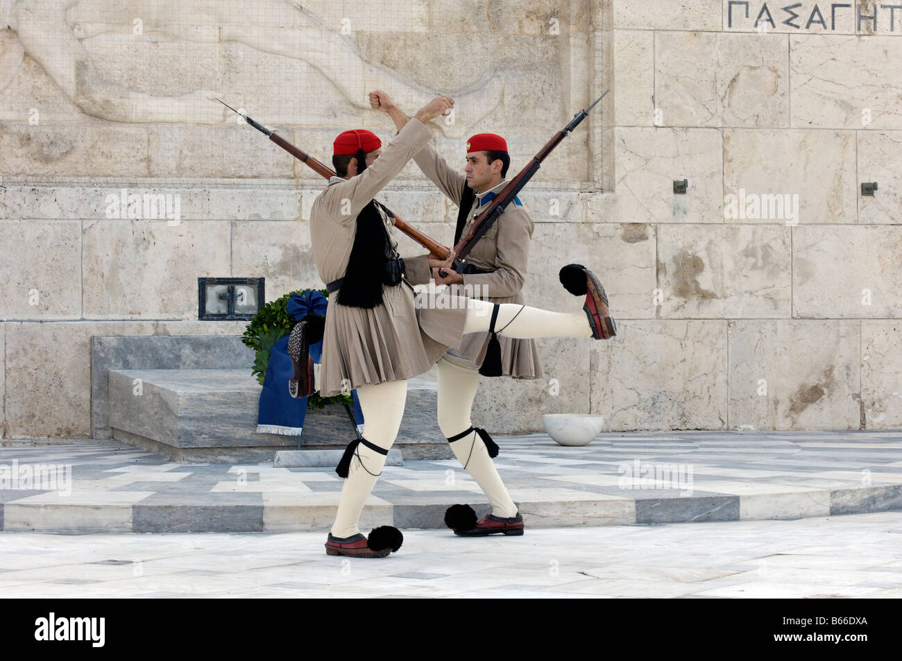 Due tradizionalmente condita soldati, Evzones, al Parlamento greco ad Atene per la cerimonia del cambio di gaurd. Foto Stock