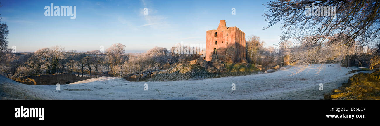 Vista dell'interno bailey e tenere del castello di Norham una volta che il più pericoloso mettere in Inghilterra. Uno di Turner argomenti preferiti. Foto Stock