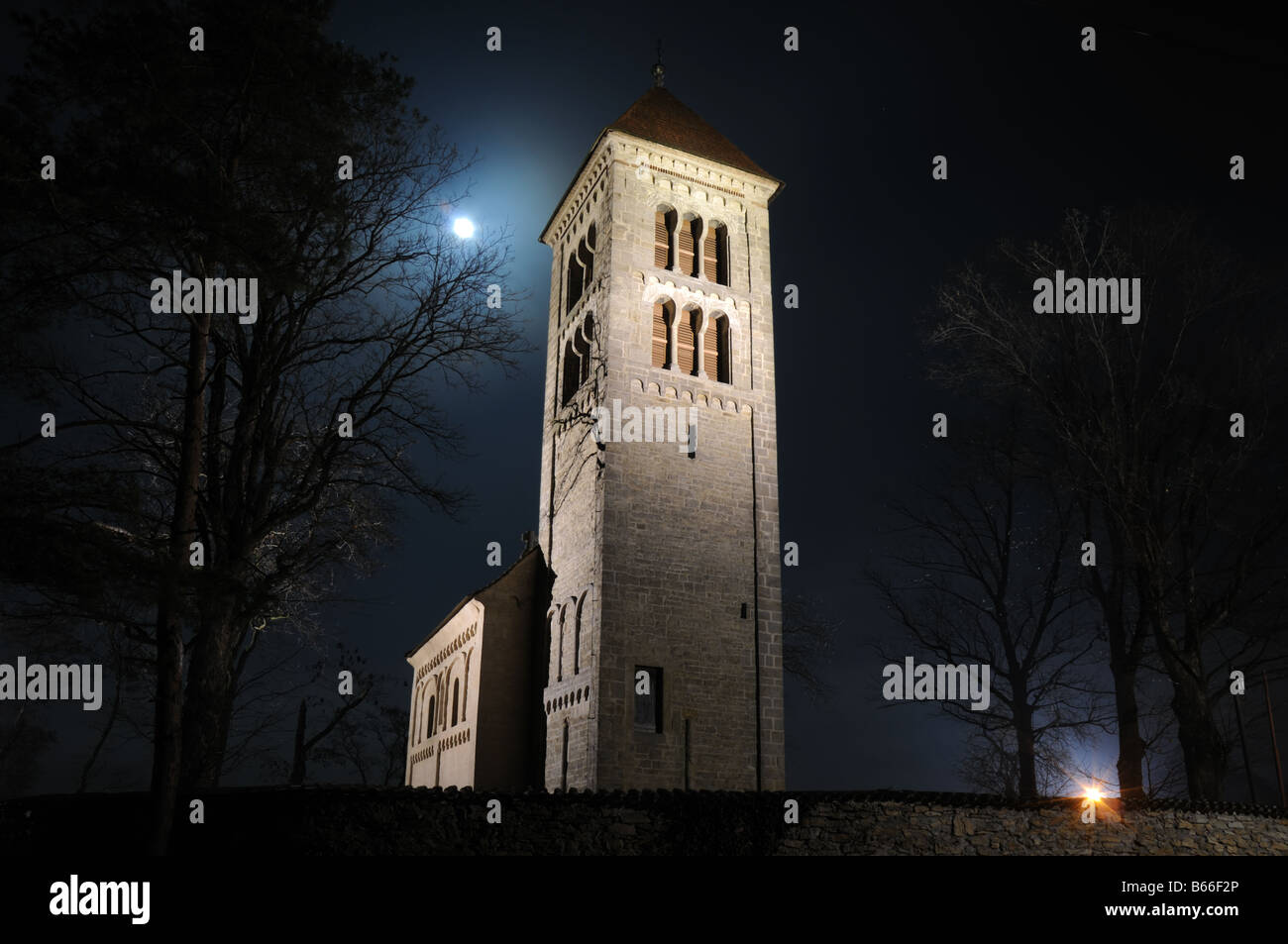 Il romanico del XII secolo la chiesa di San James nel villaggio di Jakub di notte con luna splendente. Foto Stock