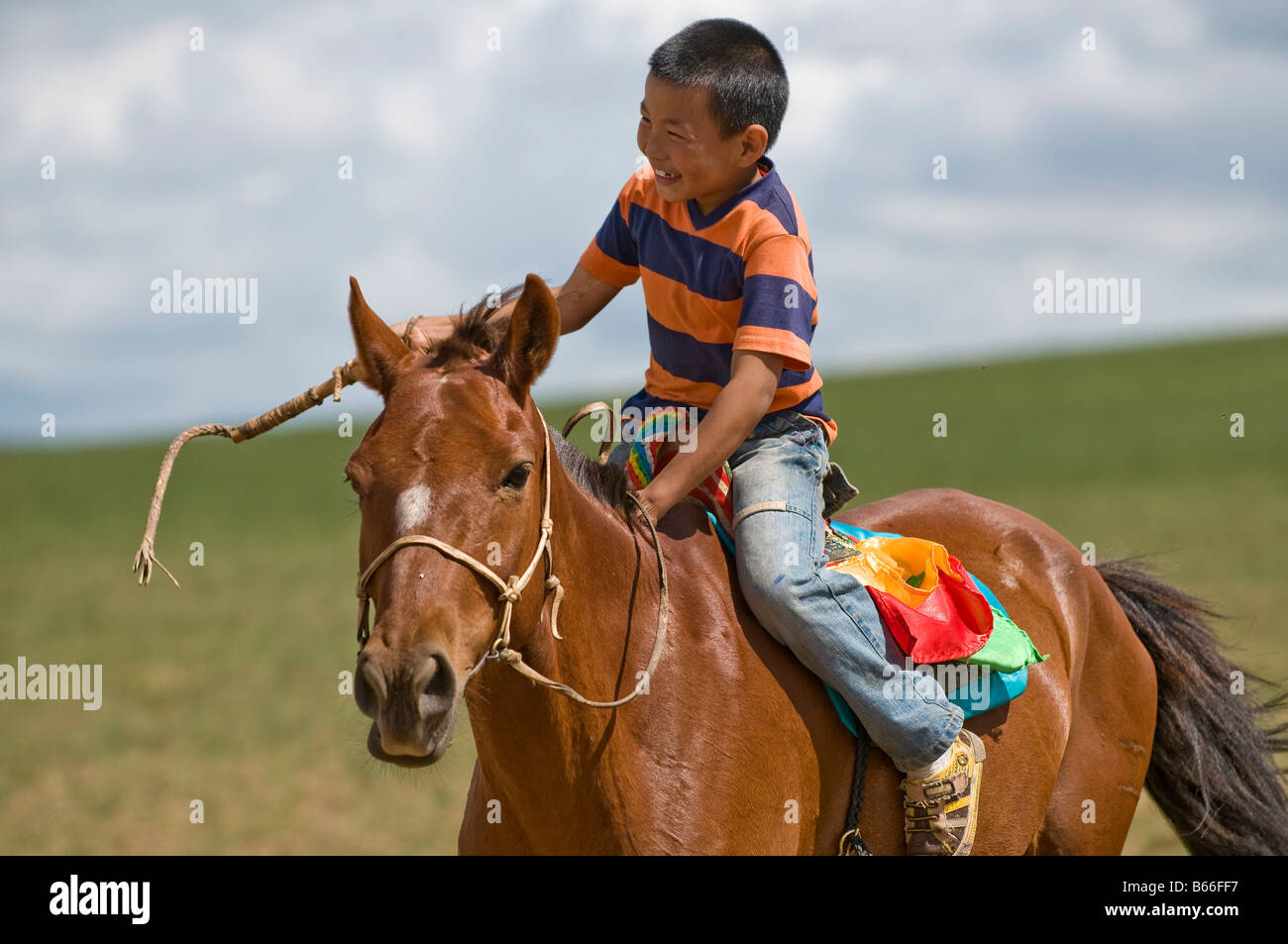 La prateria pastore figlio s passeggiate a cavallo Xilinhot Inner Mongolia Cina Foto Stock