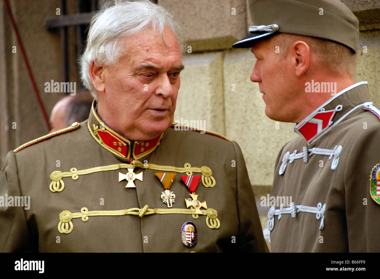 Ungheria, Budapest, Esercito veterani in un incontro su il giorno di Santo Stefano, vicino alla cattedrale di Santo Stefano Foto Stock