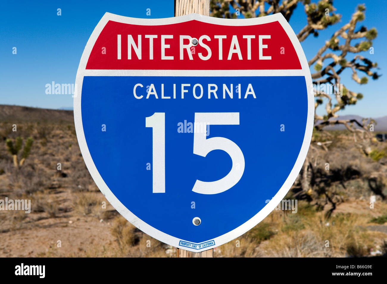 Segno per la Interstate 15 nel deserto di Mojave tra Las Vegas e Los Angeles, California Foto Stock