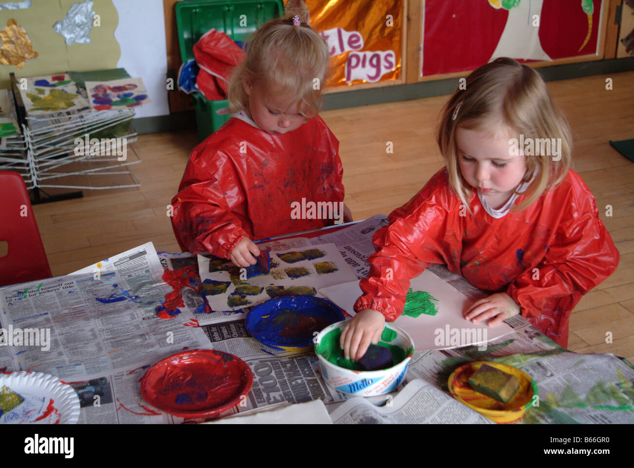 Spugna per bambini pittura presso la scuola materna Foto Stock