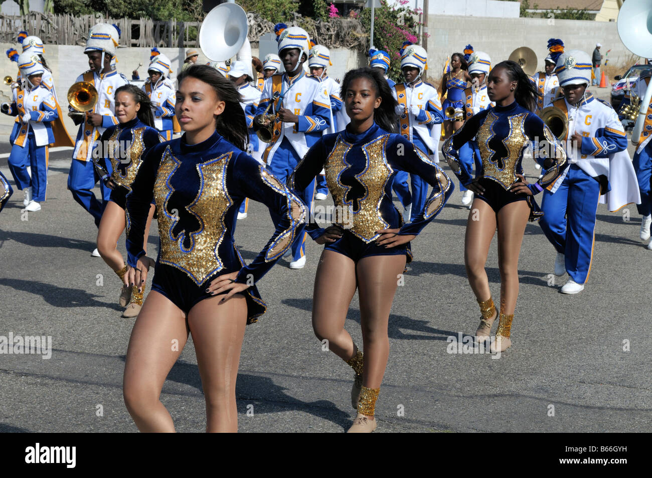 Le ragazze che partecipano nell'annuale Festival Caraibico parade venite a marciare lungo Manchester Avenue di Westchester, Los Angeles Foto Stock
