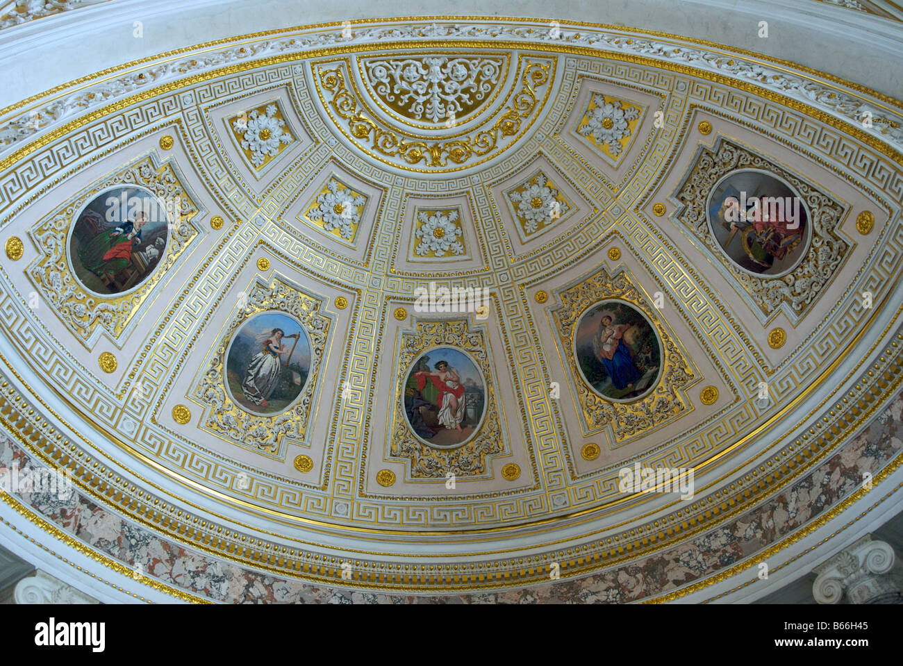 Il soffitto dipinto il padiglione Hall Winter Palace Museo Hermitage di San Pietroburgo Russia Foto Stock