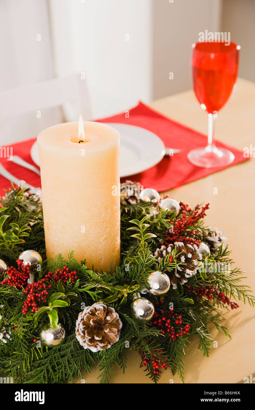 Candela con la corona intorno al tavolo da pranzo Foto Stock