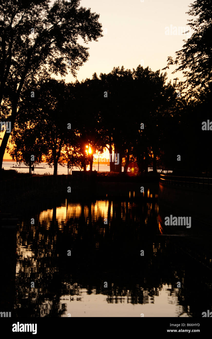 Tramonto sul Lachine Canal e sul fiume San Lorenzo, Lachine, Montreal, Quebec, Canada Foto Stock