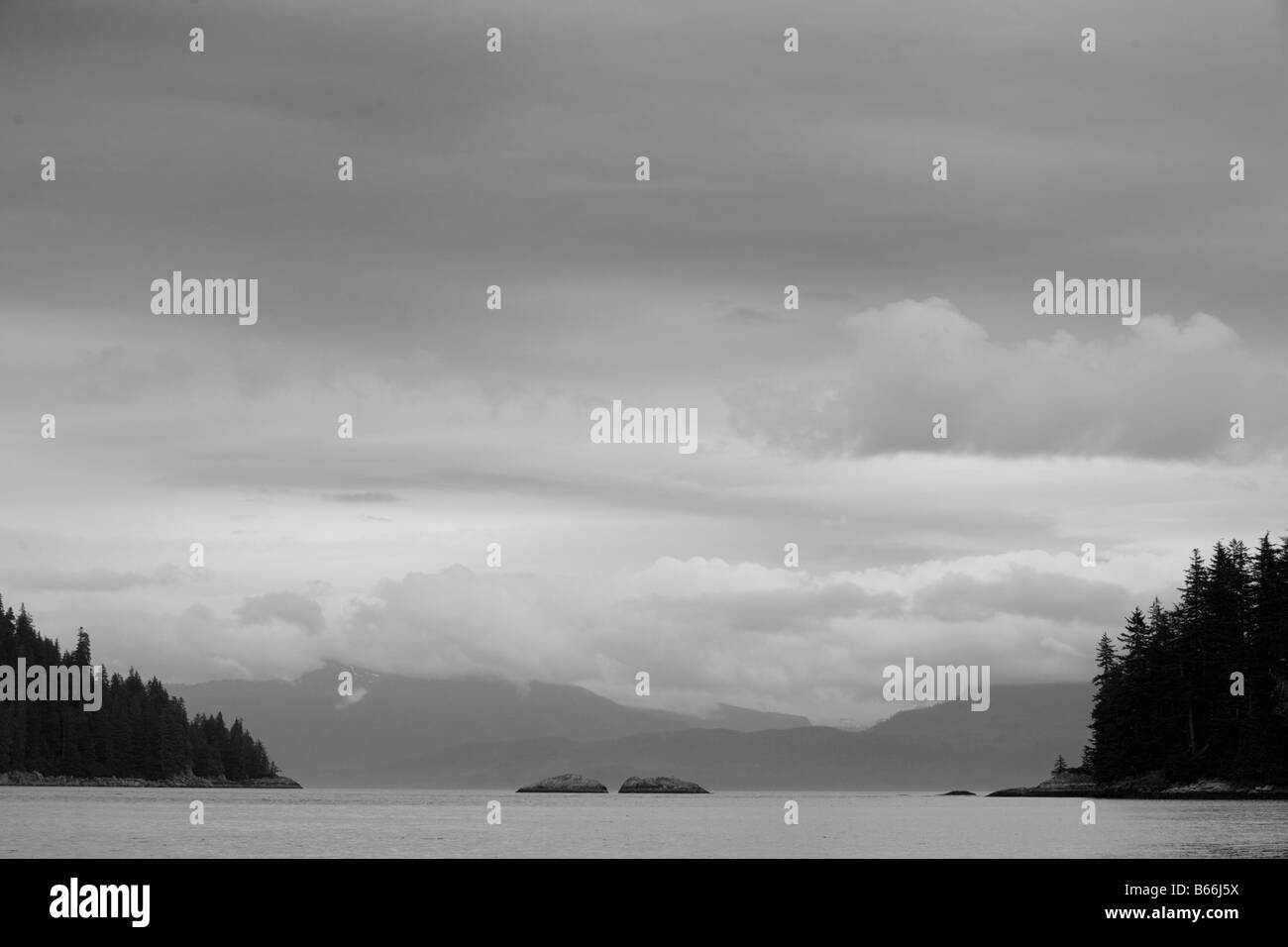 Stati Uniti d'America Alaska nuvole basse su Takentz Bay sull isola di Baranof Foto Stock