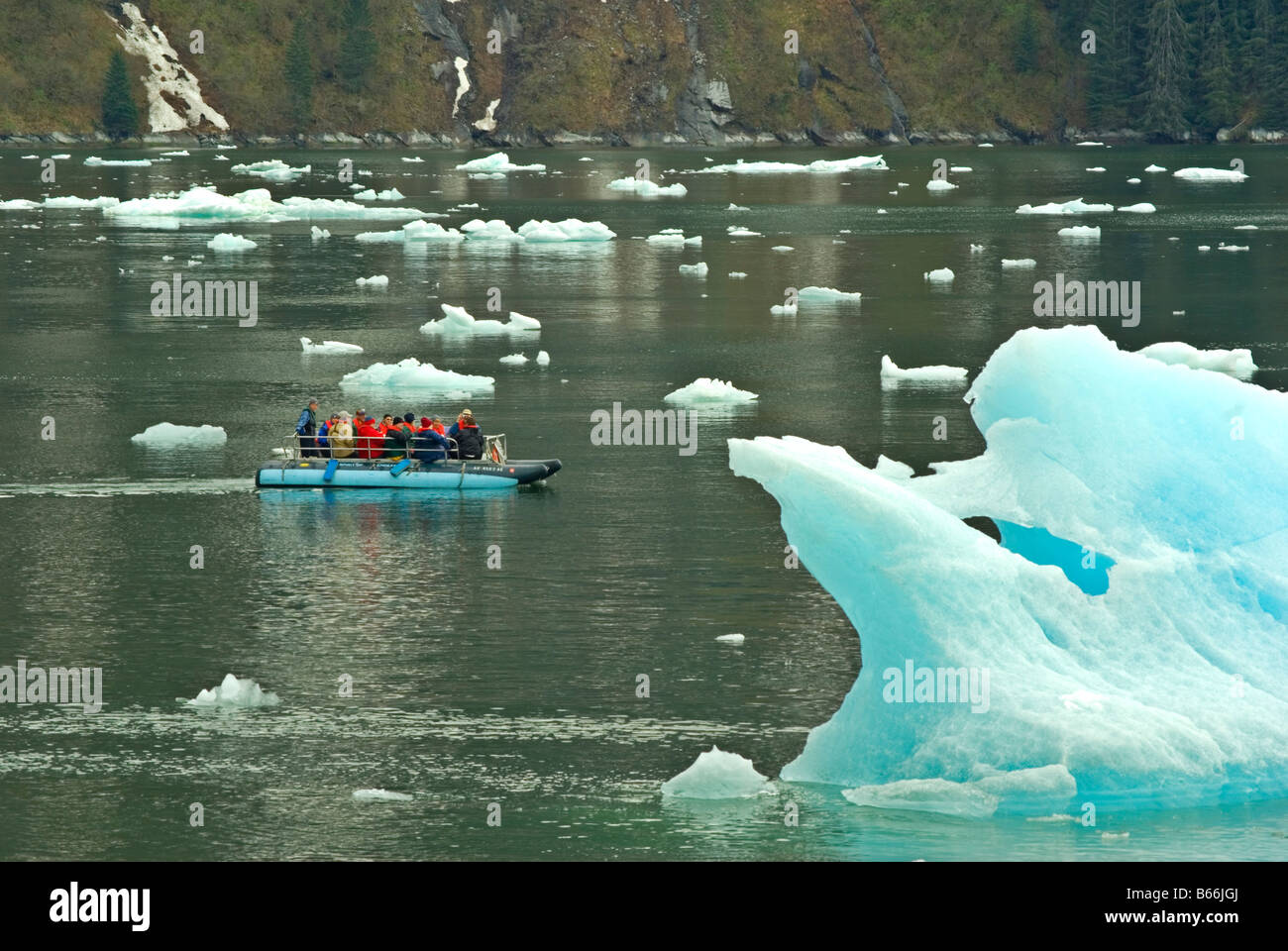 I turisti su Tracy Arm fjord, Alaska Foto Stock