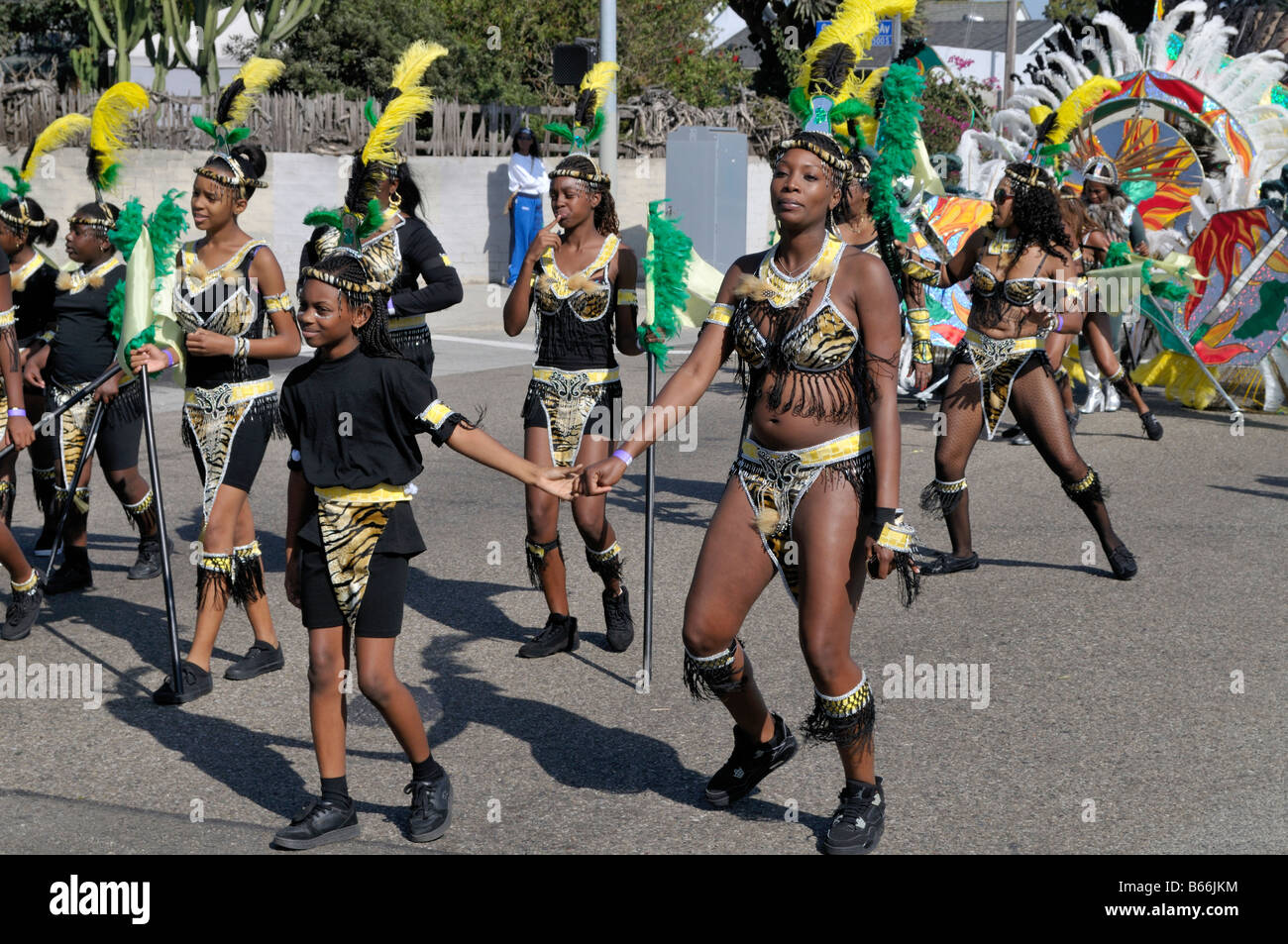 Incredibile e gioiosa partecipanti alla parata dei Caraibi in movimento lungo il Manchester Avenue, Westchester, Los Angeles Foto Stock