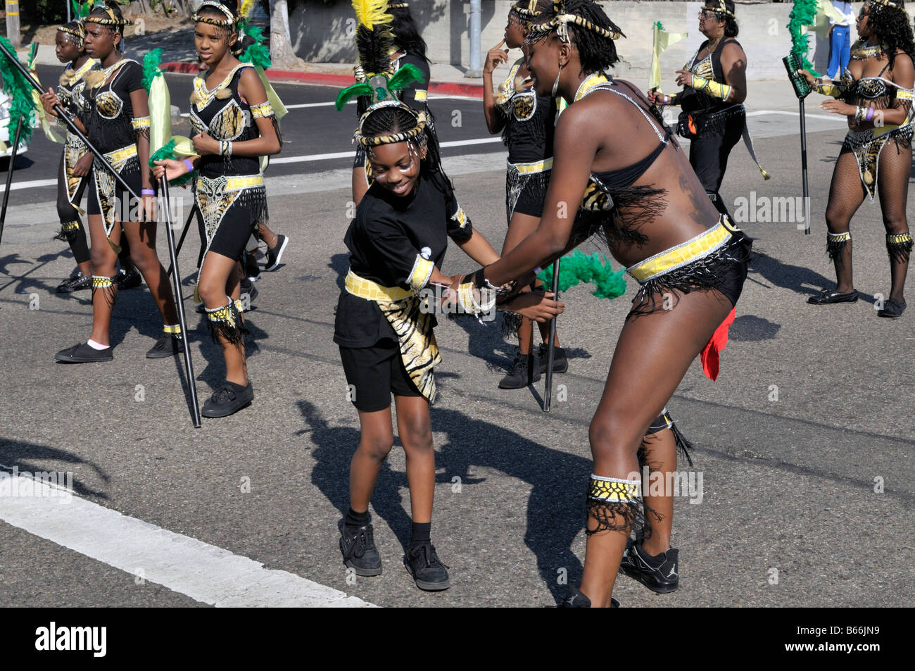 Incredibile e gioiosa partecipanti alla parata dei Caraibi in movimento lungo il Manchester Avenue, Westchester, Los Angeles, California Foto Stock