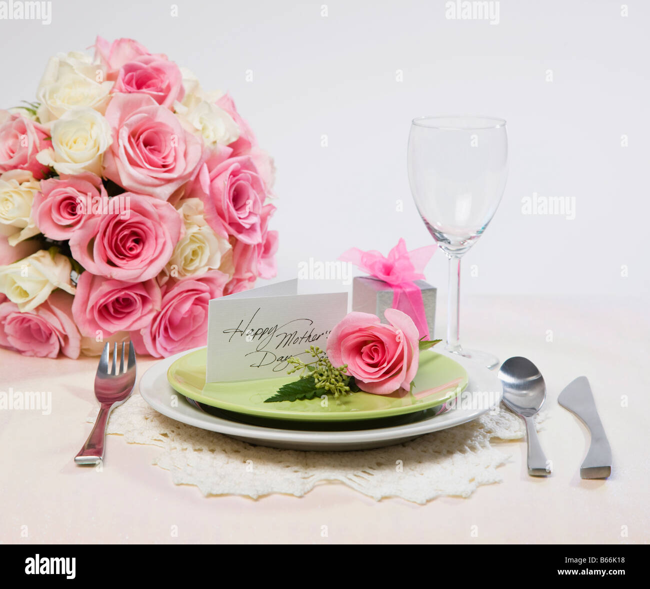 Impostazione tabella con i fiori per la festa della mamma Foto Stock