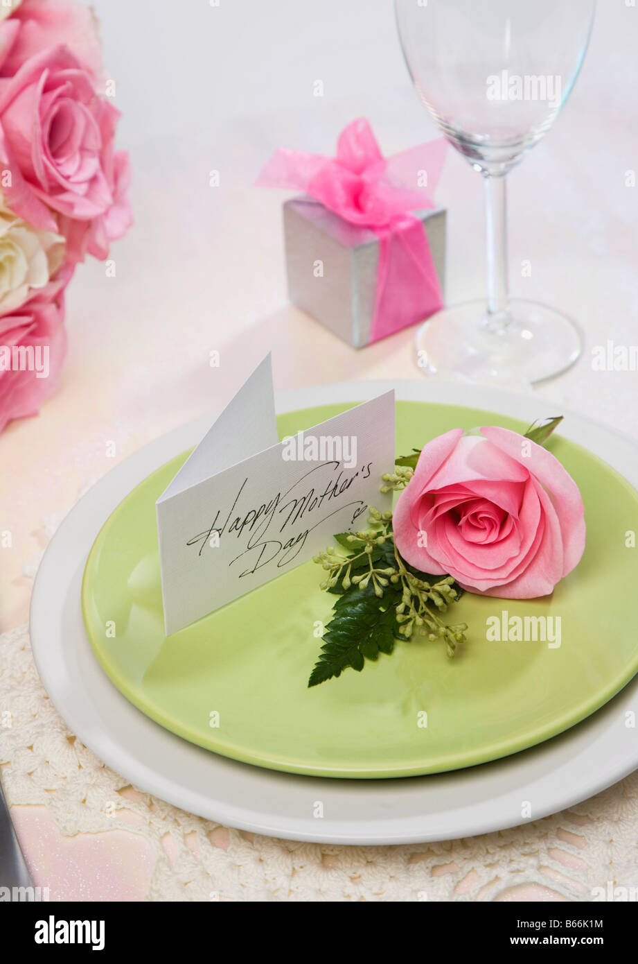 Impostazione tabella con i fiori per la festa della mamma Foto Stock