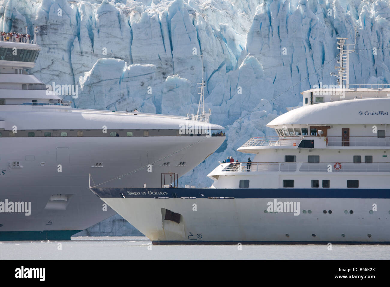Stati Uniti d'America Alaska Parco Nazionale di Glacier Bay navi da crociera MV Diamond Princess e spirito di Oceanus vicino ghiacciaio Margerie Foto Stock
